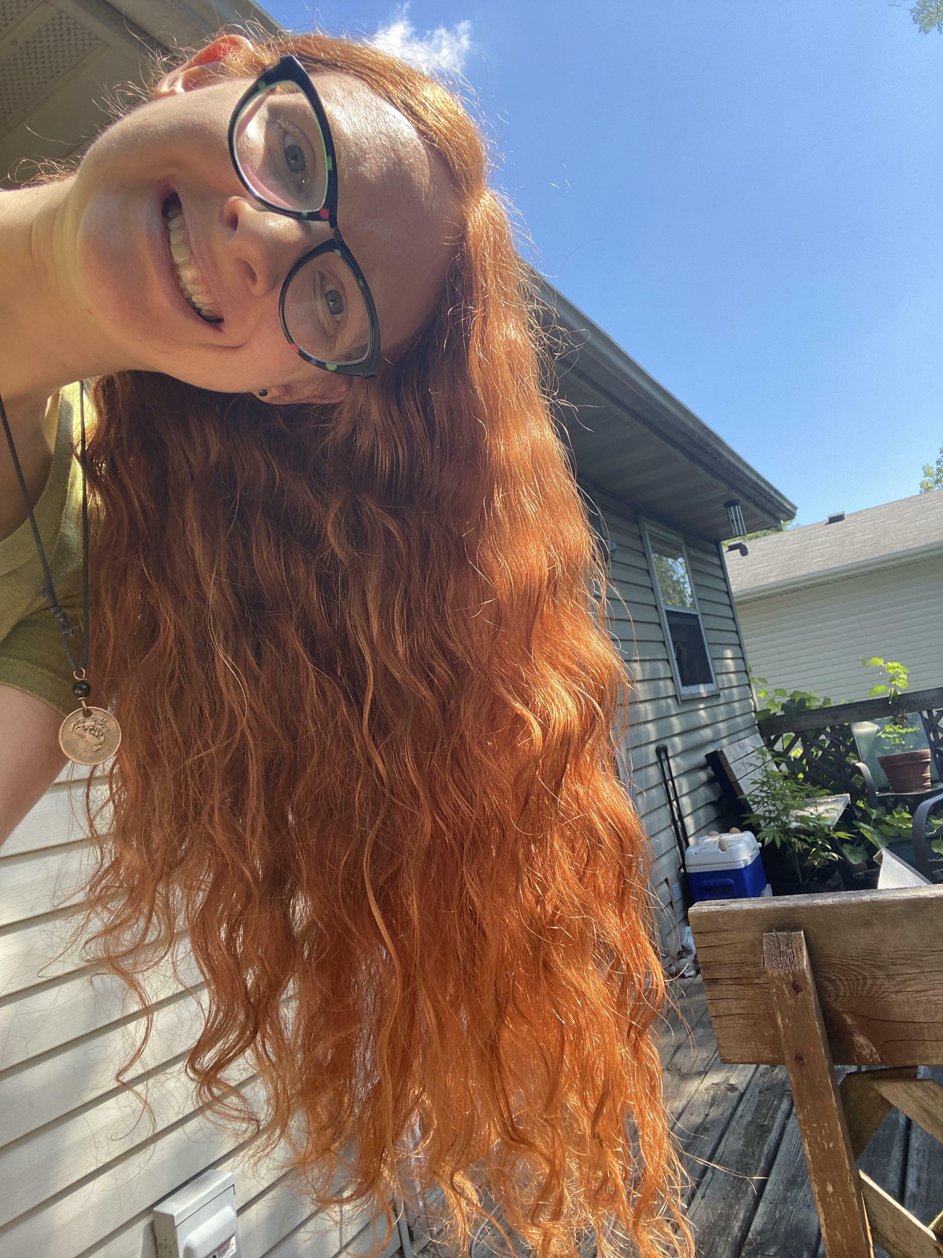 mes cheveux ressemblent un peu à du feu au soleil