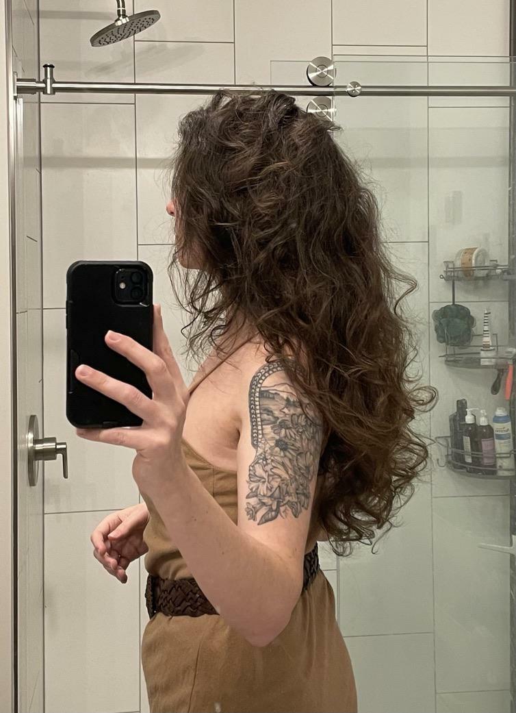 Maintenant que j’ai la quarantaine, je laisse enfin mes cheveux pousser aussi longs et sauvages qu’à l’âge de 9 ans.