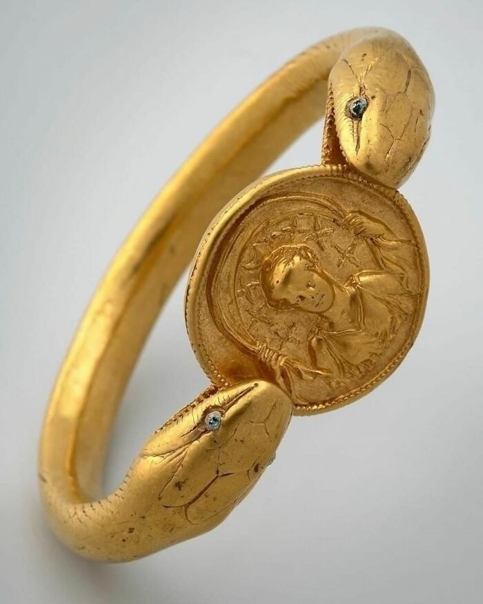 le bracelet qui a donné son nom à une célèbre maison de pompeii : “la maison du bracelet d’or”.serpent à deux têtes, avec des yeux en verre, tenant un médaillon avec l’image de diana.