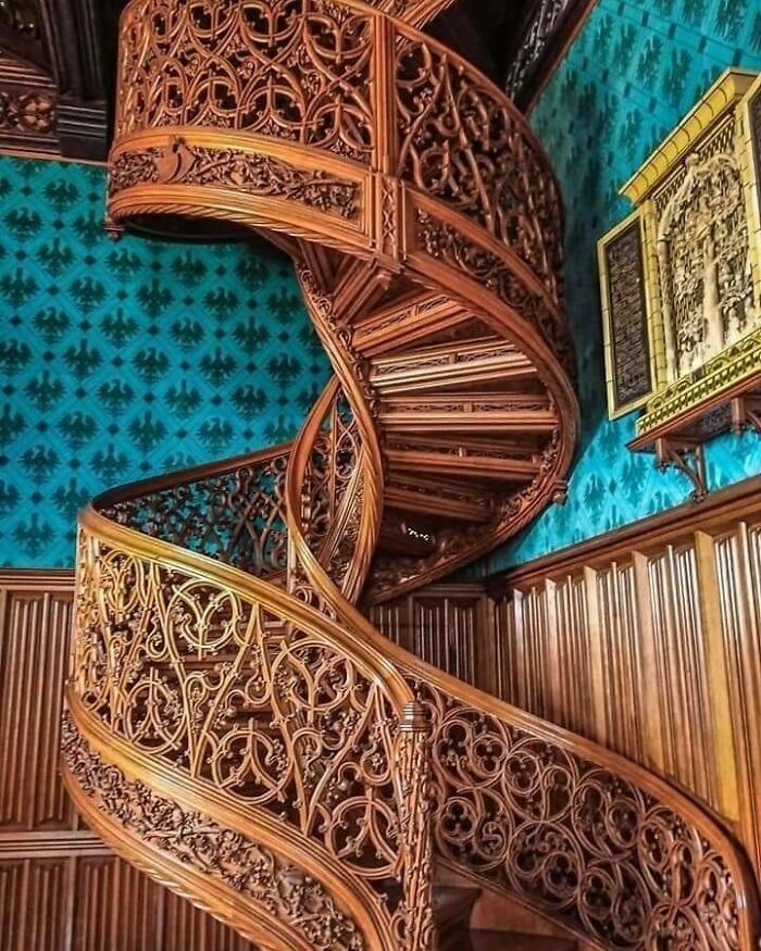 un escalier en colimaçon de style gothique taillé dans un seul arbre en 1851, au château de lednice, en république tchèque, comme symbole de la progression vers l’étape ultime, avec nos objectifs.