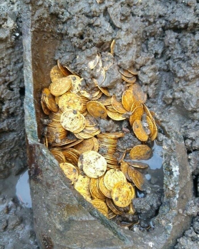 une amphore romaine remplie de pièces d’or découverte à como, en italie