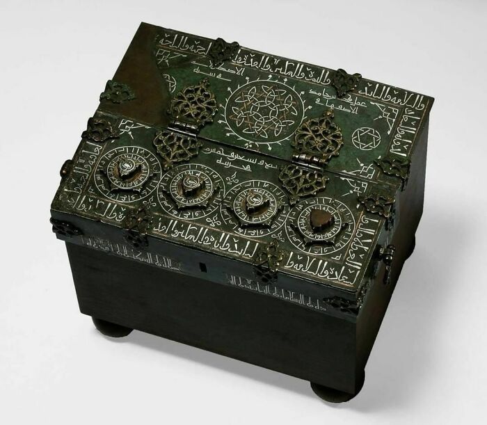 boîte seljuk avec une serrure à combinaison, laiton moulé et martelé, incrusté d’argent et de cuivre. originaire d’iran, 1200-1201