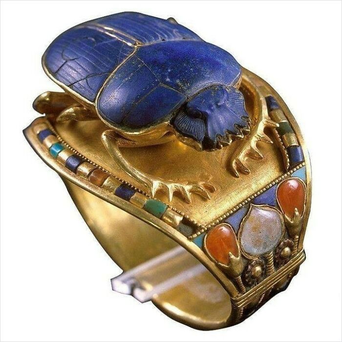 bracelet de tutankhamun avec scarabée. or, lapiz lazuli, cornaline, turquoise, quartzite. nouveau royaume : 18e dynastie : tutankhamun emplacement actuel : musée égyptien