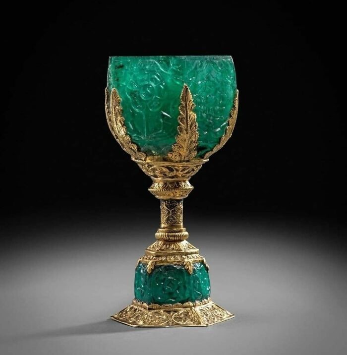 coupe à vin en émeraude18e siècle. inde (mughal) émeraudes sculptées serties de montures en or datant de