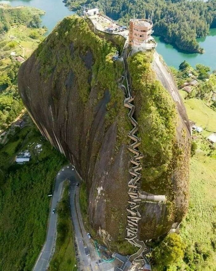 colombie. el peñón de guatapé est une formation rocheuse qui borde un lac