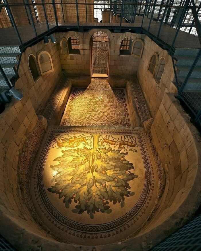 mosaïque en forme de tapis située dans le palais d’Hisham, construit par l’un des premiers califats musulmans entre 724 et 743 ad. dans la ville de Jéricho sur la rive ouest, elle est composée de 38 panneaux représentant des motifs géométriques et floraux.