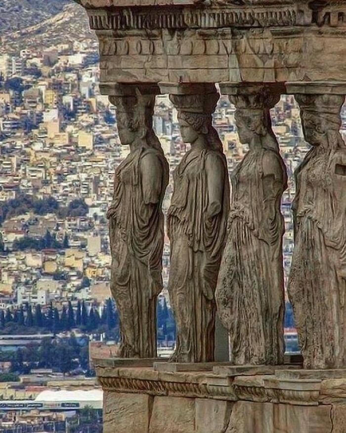 les cariatides, l’erechtheion, l’acropole d’athenes