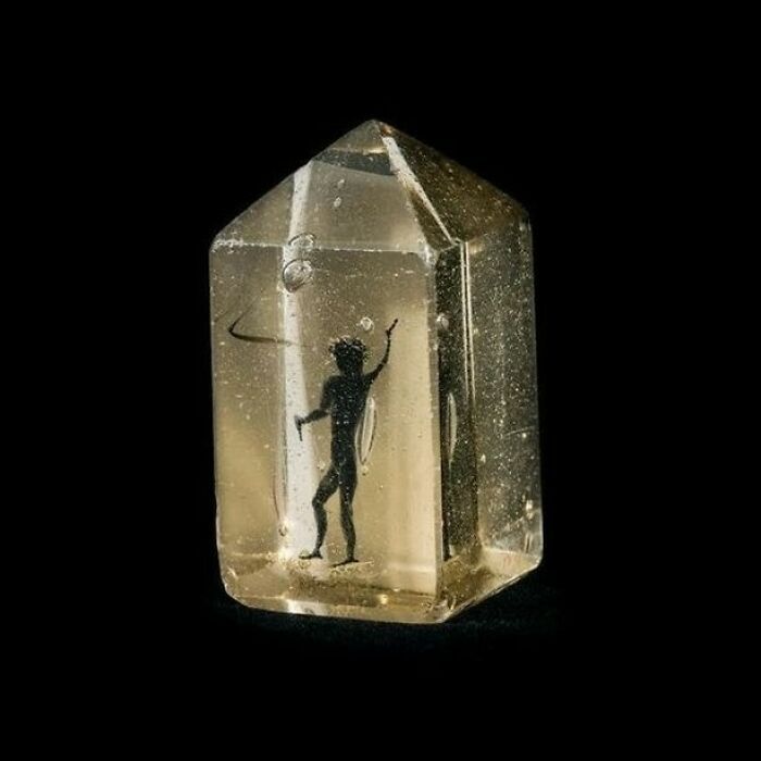 un minuscule diable vitrifié dans un prisme de verre. au 18e siècle, le trésor impérial de vienne a attesté qu’il s’agissait d’un véritable démon qui avait été piégé dans du verre lors d’un exorcisme en allemagne un siècle plus tôt. de la collection du kunsthistorisches museum, vienne