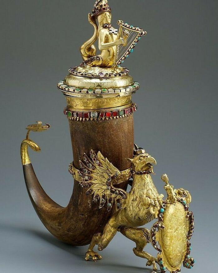 corne à boire et couvercle avec des figures de griffon et de sirène.date : ca. 1630 lieu d’origine : allemagne du nord, brnomedium : corne de bison, pierres précieuses, argent doré