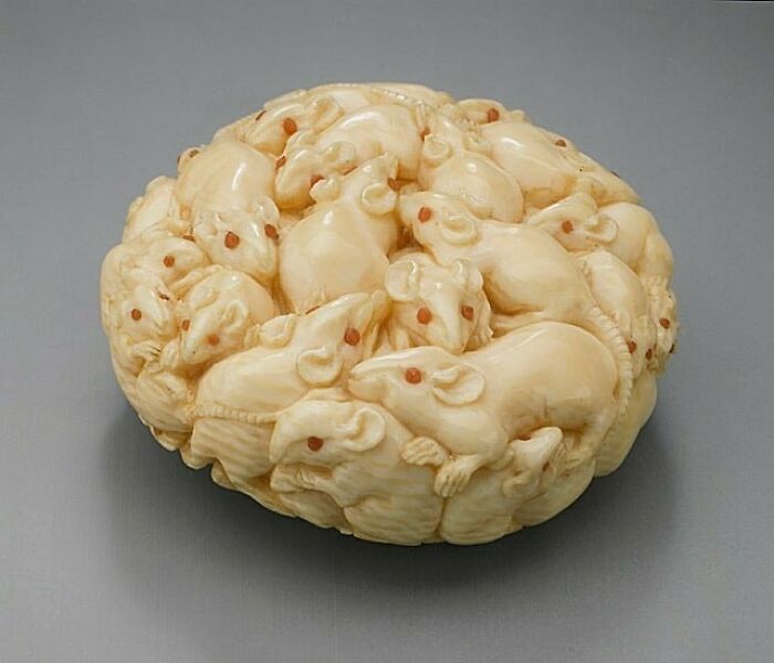 ‘une grappe de rats’, un netsuke (petite sculpture) japonais daté de la fin du 19e siècle