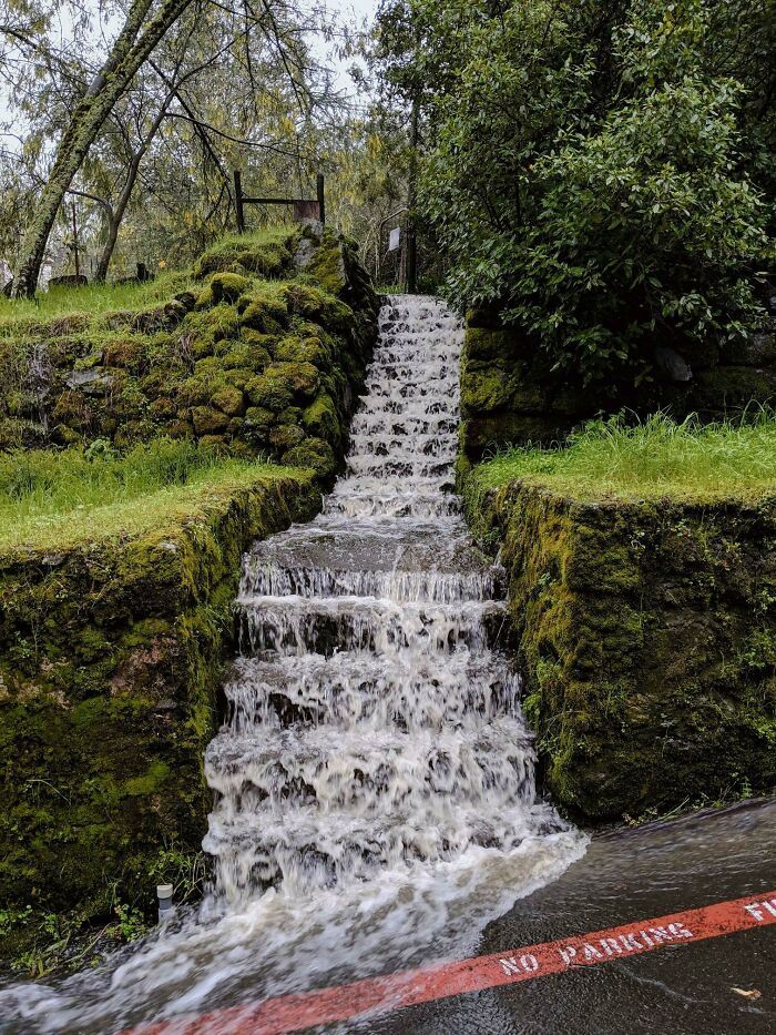 Une forte pluie transforme un escalier en cascade