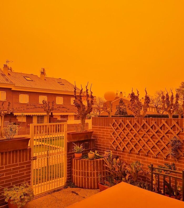le ciel de murcia, en espagne, est devenu orange à cause de la poussière du sahara
