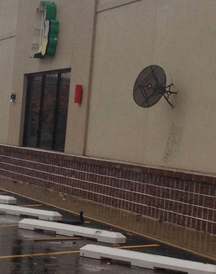 Des vents violents et des tempêtes violentes viennent de souffler sur l’Indiana. Une table de patio est coincée dans un mur.