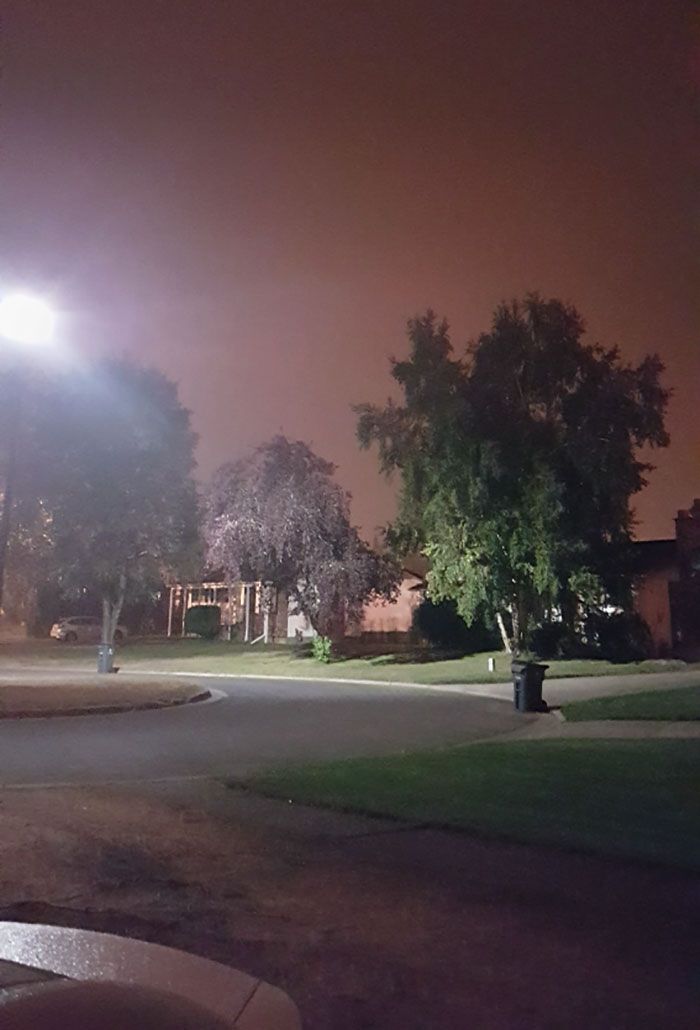 cette photo a été prise à 9 heures du matin le 17 août 2018 à prince george, en colombie-britannique. la fumée des feux de forêt est si épaisse qu’elle bloque le soleil.
