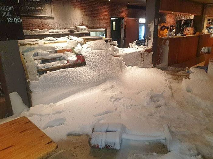 en islande – le restaurant a eu une porte cassée pendant une forte tempête de neige
