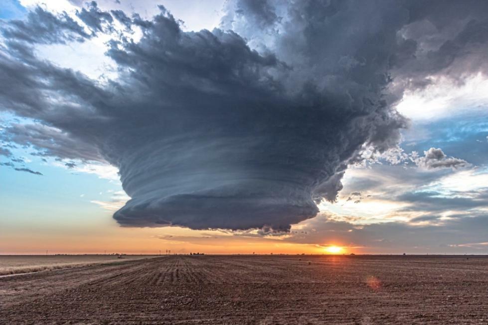 Supercellule à 60 000 pieds d’altitude dans l’ouest du Texas, se préparant à engendrer une tornade et une tempête de grêle