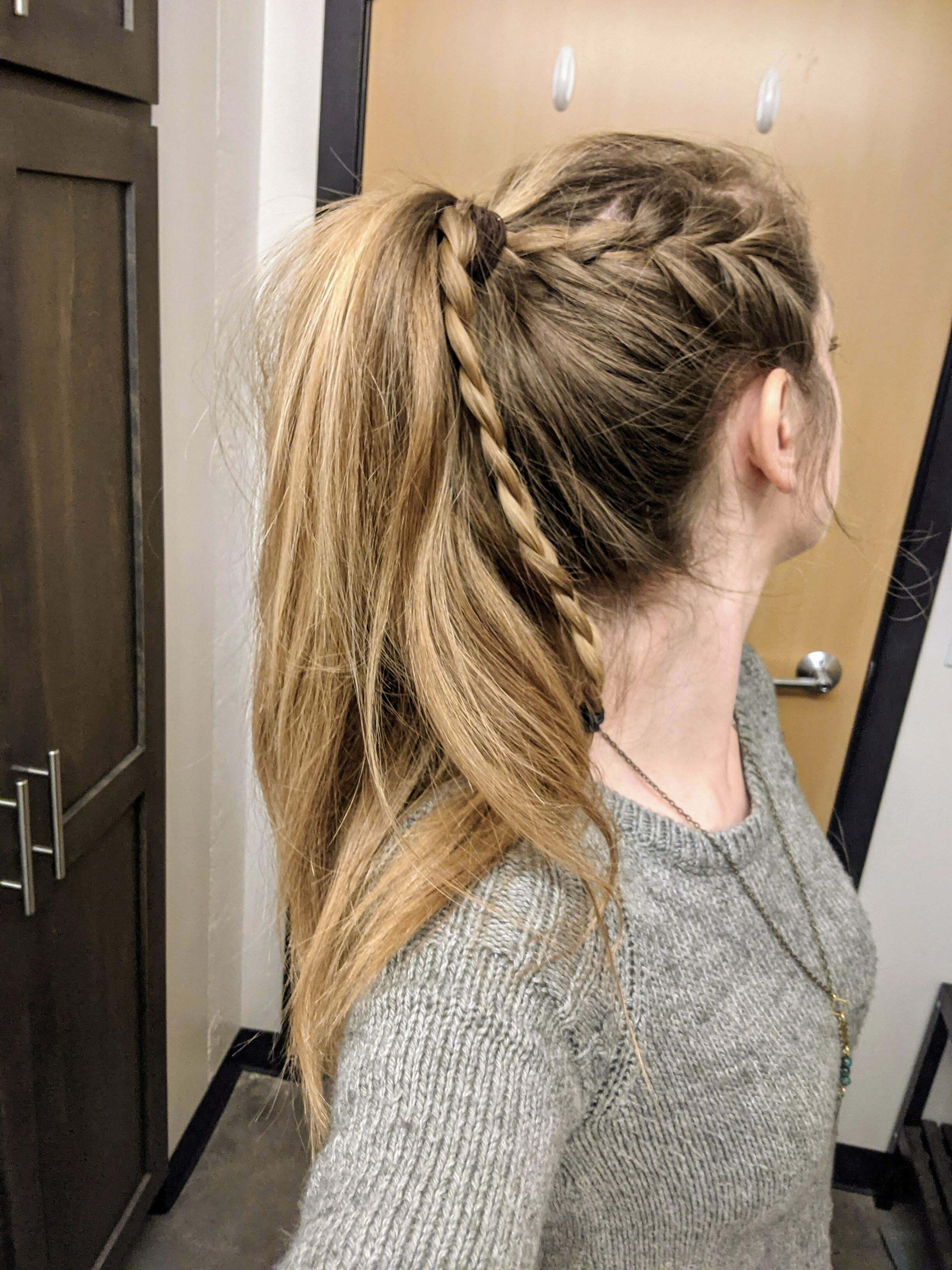 C'est difficile de se capturer, mais j'ai enfin eu la confiance avec mes cheveux longs pour essayer de nouvelles coiffures, et je suis très excitée par celle-ci !