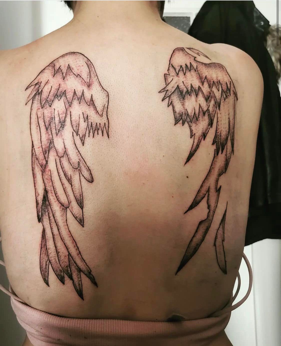 Je n’ai jamais vu un tatouage d’aile arrière que j’ai aimé. Mais celui-là… je le déteste encore plus que les autres.