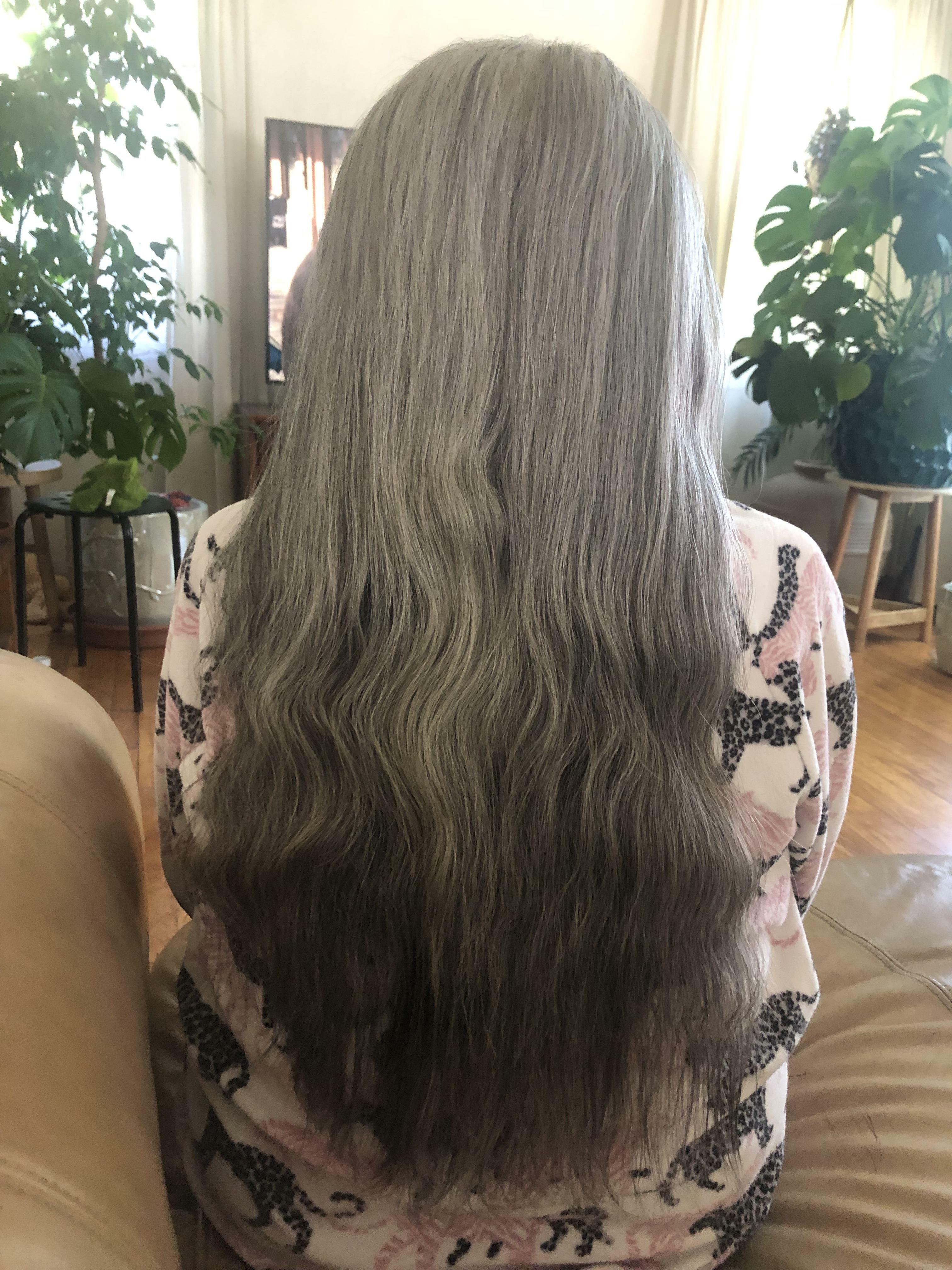 Ma mère avait l'habitude de se couper les cheveux courts et de les permanenter, mais depuis que je m'occupe d'elle, je les laisse pousser. Elle a 93 ans !