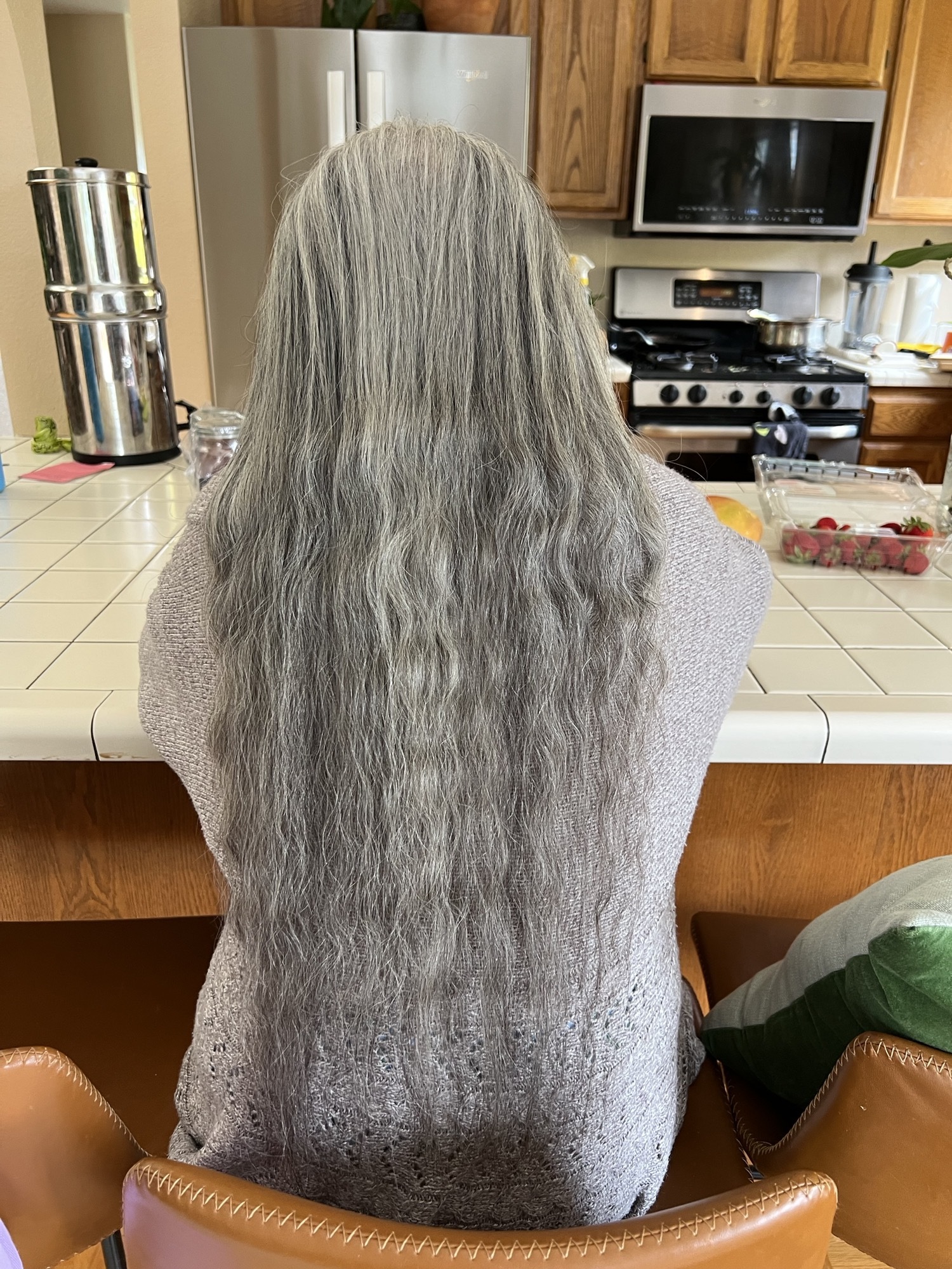On n’est jamais trop vieux pour les cheveux longs. Elle a 94 ans !