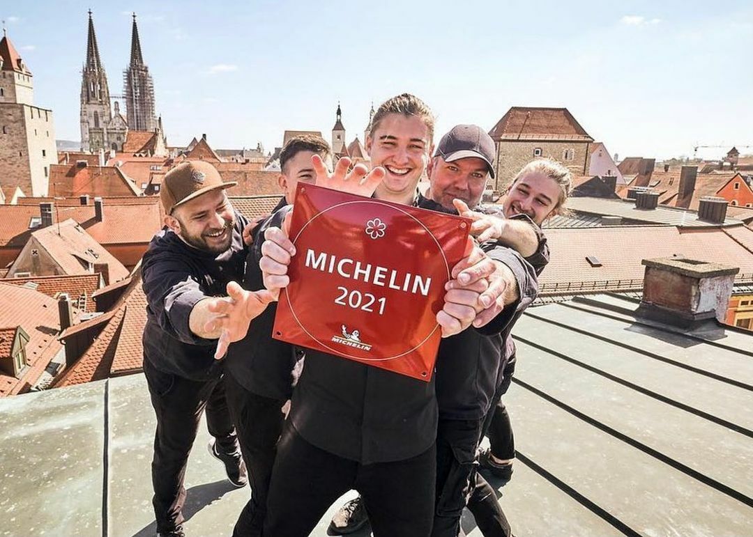 La société de pneus michelin est la même que celle qui délivre les étoiles michelin aux restaurants et aux hôtels.