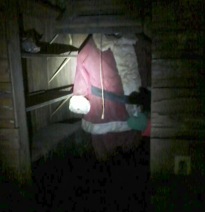 Une famille a acheté une maison pour la revendre il y a quelques années. Il y avait un Père Noël sans tête de 2 mètres de haut au sous-sol, ainsi que des squelettes de chats.