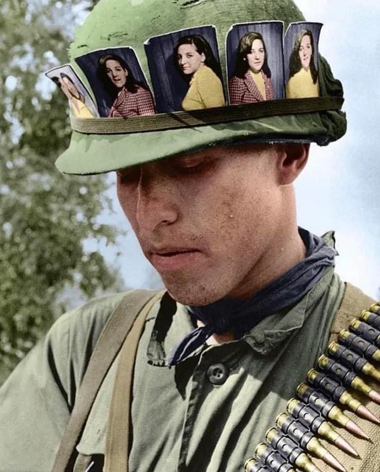 soldat américain avec des photos de sa petite amie attachées à son casque, vietnam 1968