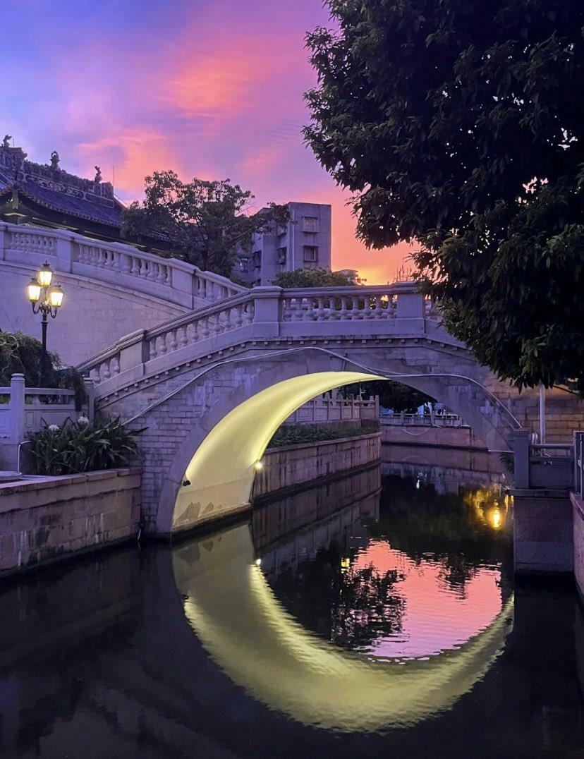 L’éclairage sous ce pont qui lui donne l’apparence d’un croissant de lune dans l’eau.