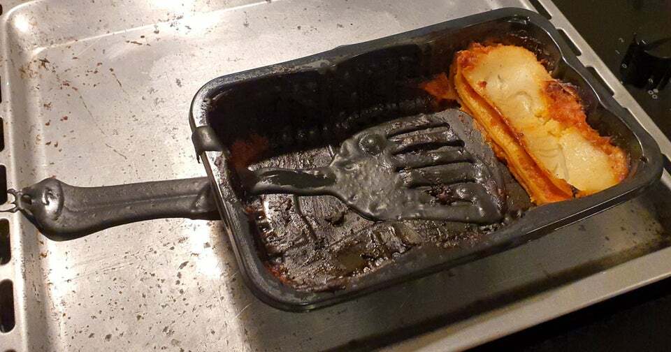 J’ai oublié ma spatule en plastique dans le four pendant que je réchauffais mes lasagnes.