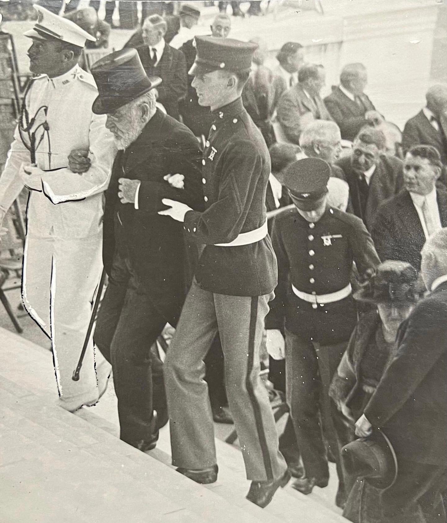 1922 : robert t. lincoln, 78 ans, fils d’abraham lincoln, est aidé à monter les marches lors de l’inauguration du mémorial lincoln à washington d.c.