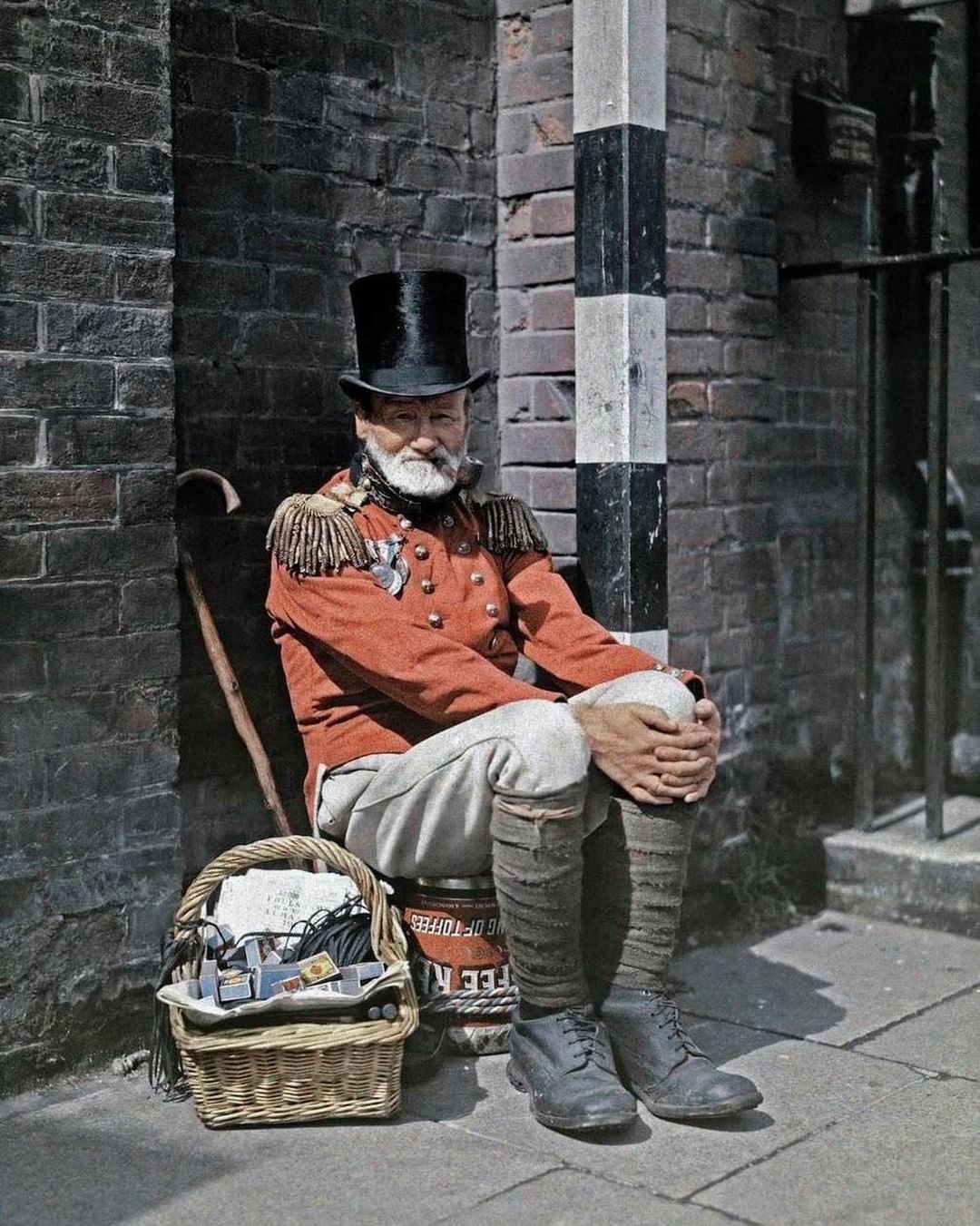 un vétéran de la guerre vend des allumettes dans la rue, à canterbury, kent. angleterre – vers. 1930