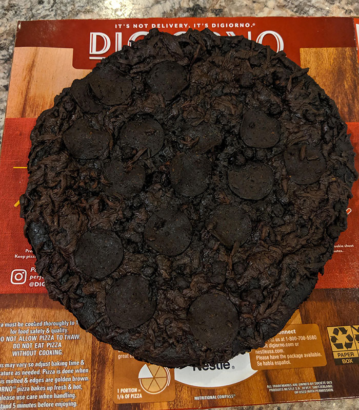 oublier ta pizza pendant 8 heures. brûlé si fort qu’il ressemble à un brownie double-chocolat