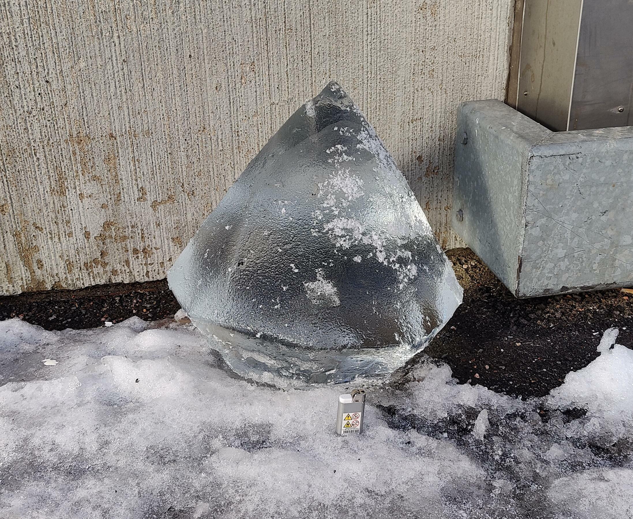 un gros diamant de glace au hasard au bord de la route. mon briquet pour l’échelle