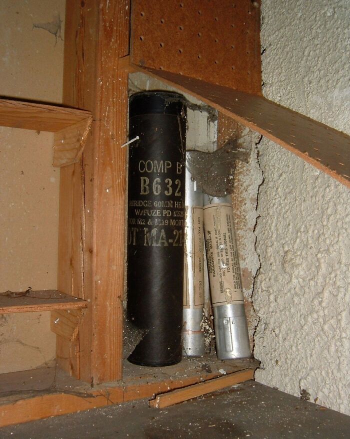 j’avais aussi des munitions militaires cachées dans ma maison