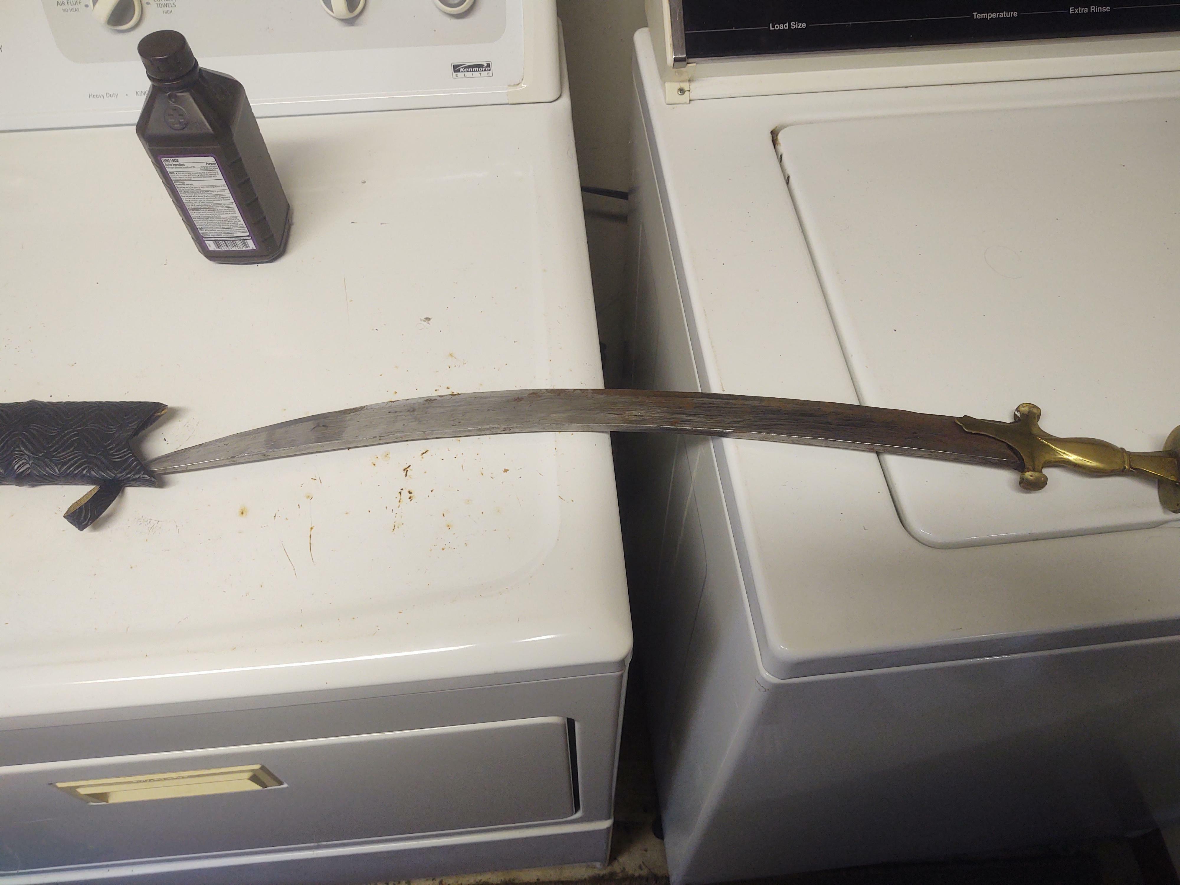 J'ai trouvé une épée sur une haute étagère dans ma nouvelle maison.