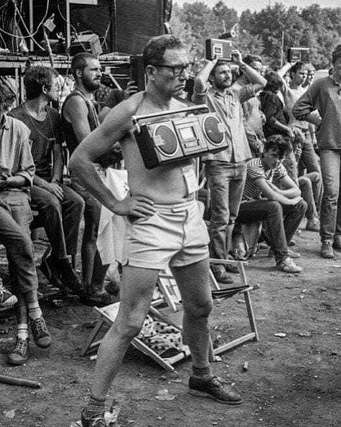 un homme qui enregistre une cassette lors d’un festival de musique en pologne, dans les années 1980. (prise par krzysztof wójcik)