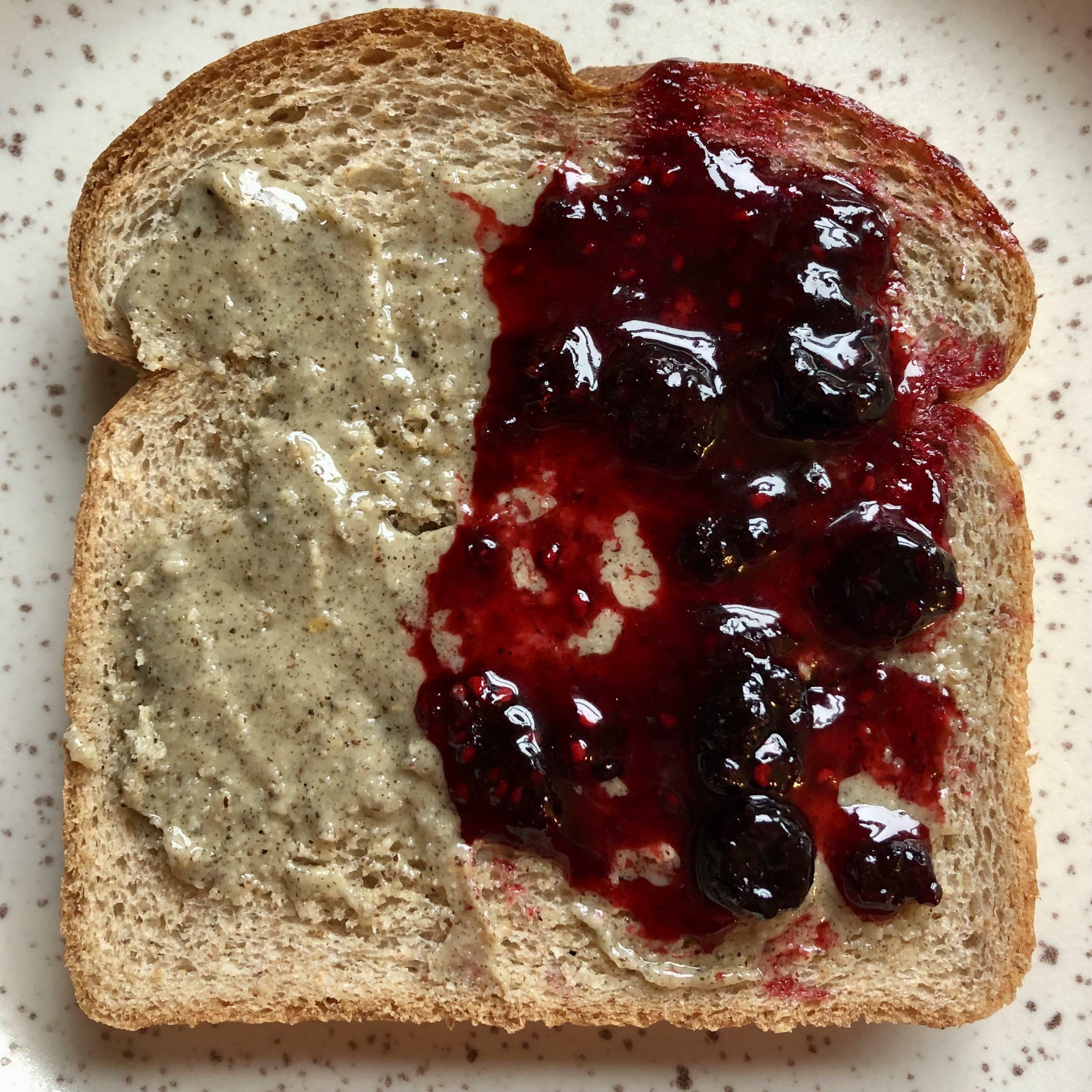 pb&j de la fourragère du midwest : beurre de noix noires et confiture de framboises noires