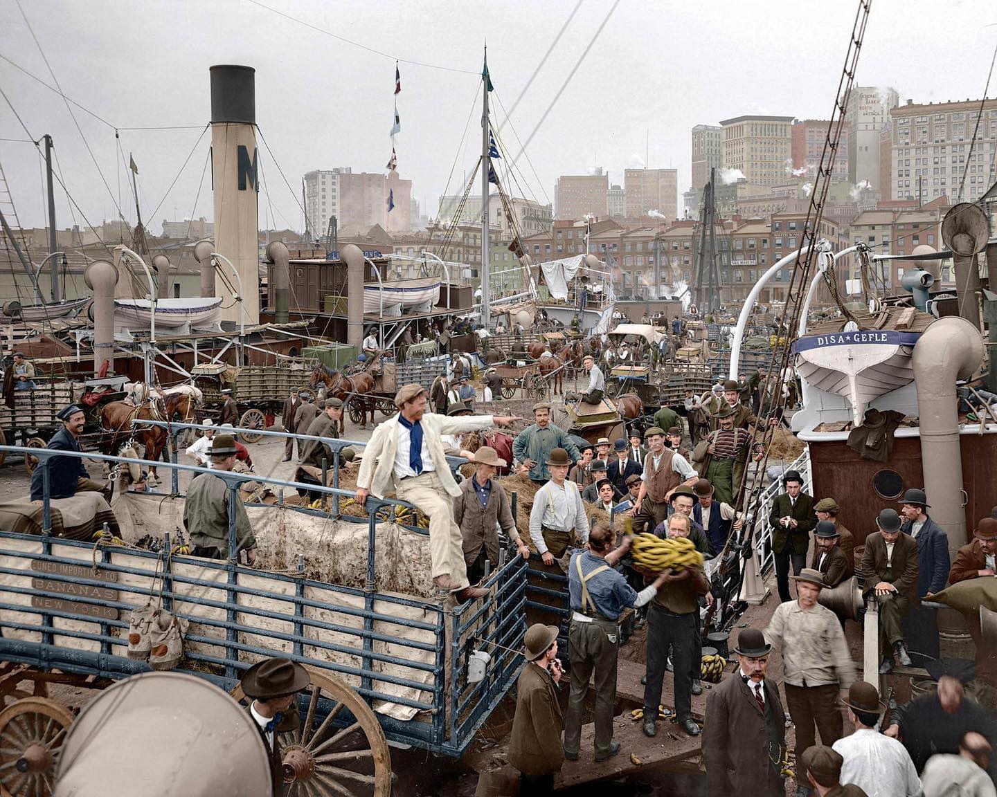 Cette photo choquante, en haute résolution et colorisée, a été prise il y a plus de 100 ans et montre une équipe d’hommes déchargeant un bateau banane à New York.