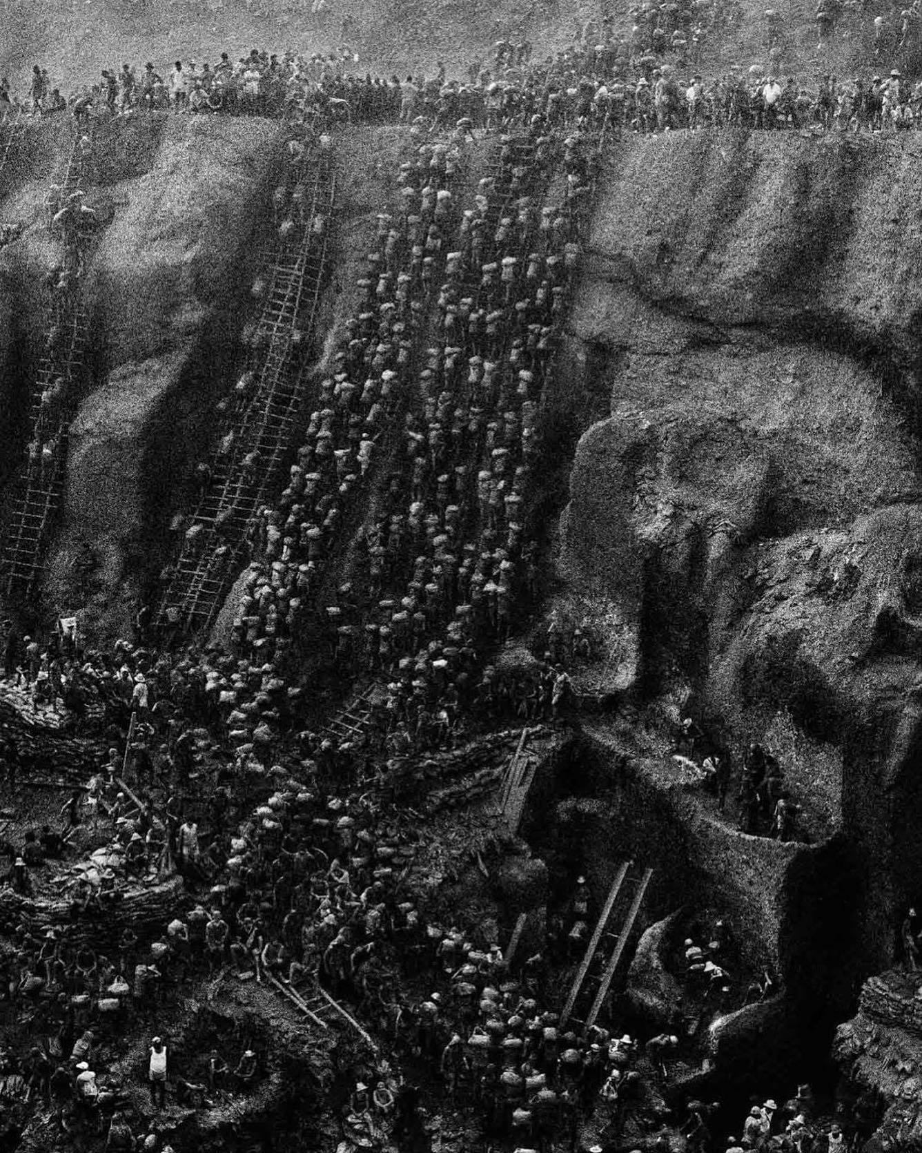 mineurs dans les mines d’or de serra pelada au brésil, années 1980. (salgado)