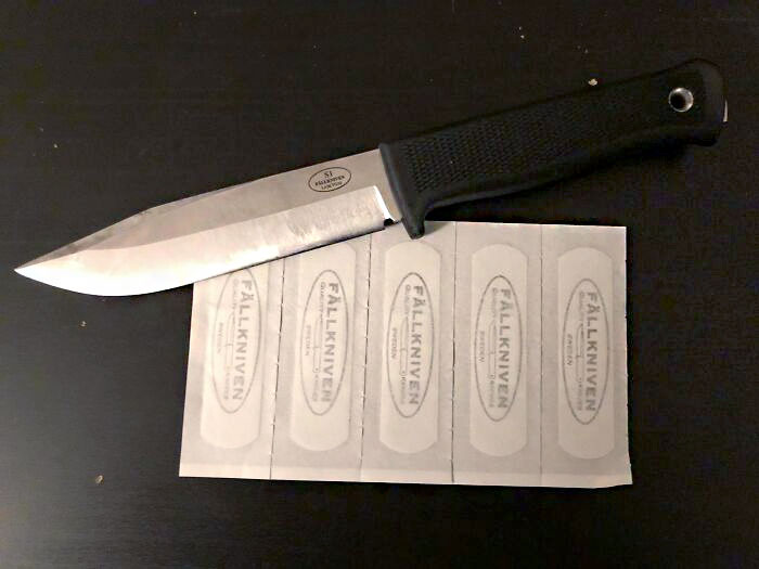 Lorsque tu commandes un couteau directement chez fällkniven, ils t’envoient également ces pansements de marque avec ton colis.