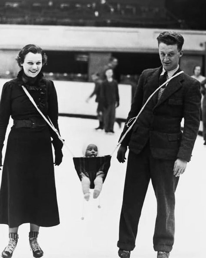 jack milford, joueur de l’équipe de hockey sur glace des wembley monarchs, a inventé un dispositif de portage pour que son bébé puisse rejoindre sa femme et lui-même sur la glace, 1937. (photo de l. c. buckley)