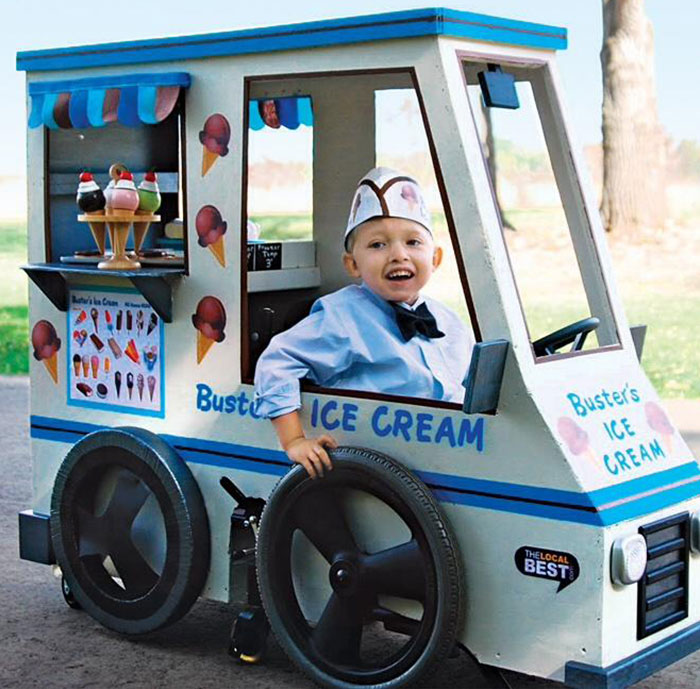 Les parents de cet enfant ont construit son costume d’halloween autour de son fauteuil roulant.