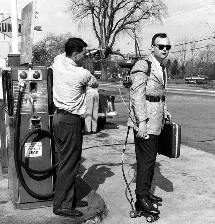 Vendeur faisant remplir ses patins à roulettes motorisés en 1961