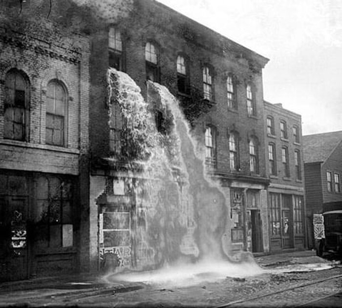 alcool illégal versé pendant la prohibition, detroit, 1929