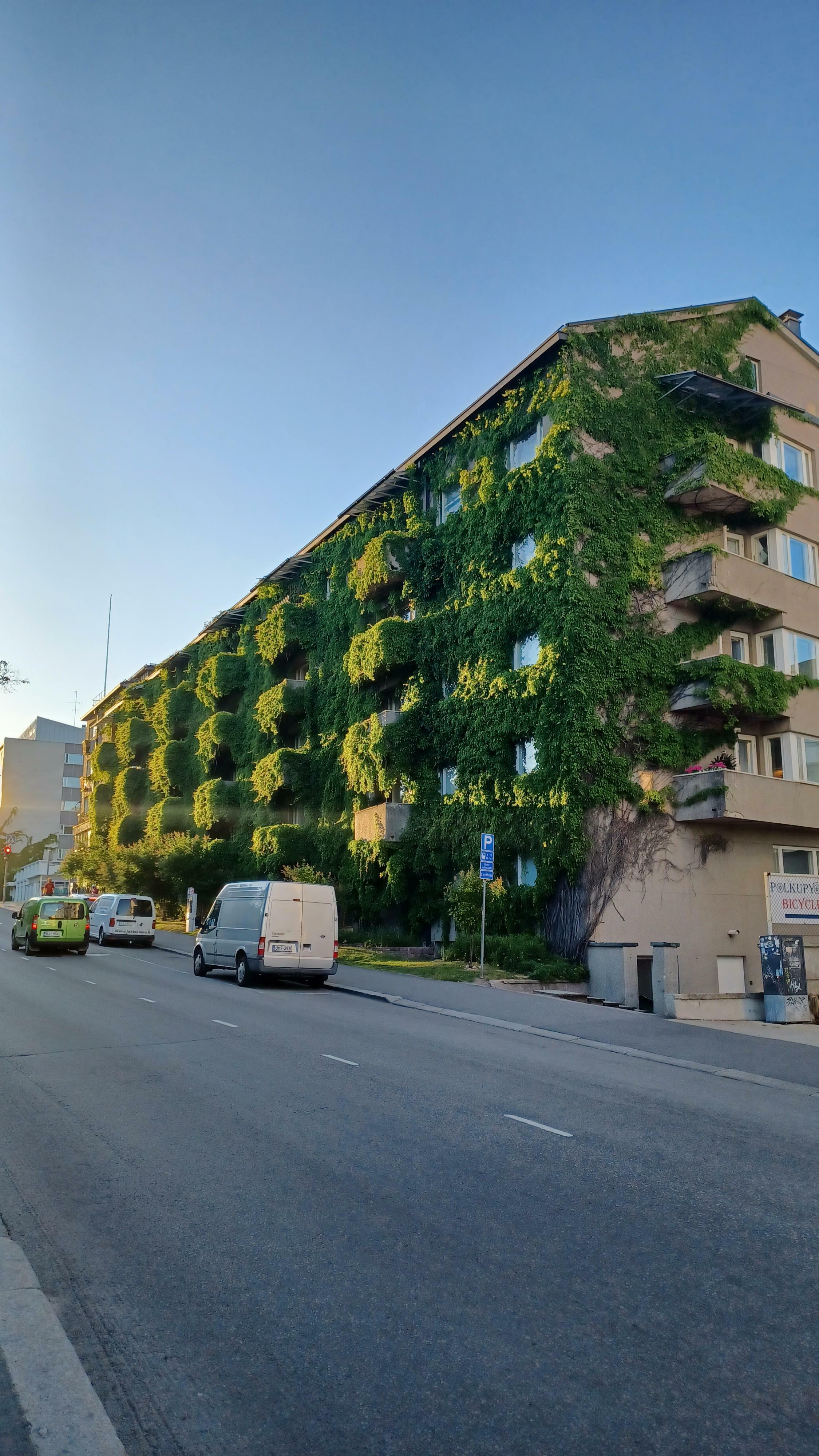 cet immeuble d'appartements couvert de plantes à jyväskylä en Finlande