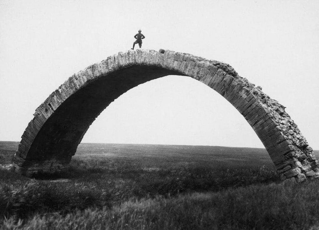 une vieille photo prise par max van oppenheim d’un ancien pont romain qui enjambe le wadi al murr près de mosul, en irak, dans les années 1920