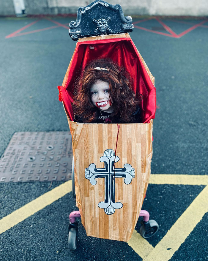 pour le jour du costume d’halloween à l’école, zoe a demandé si elle pouvait être un vampire