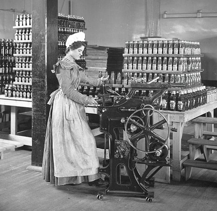 ouvrière embouteillant du ketchup à l’usine originale heinz vers 1897