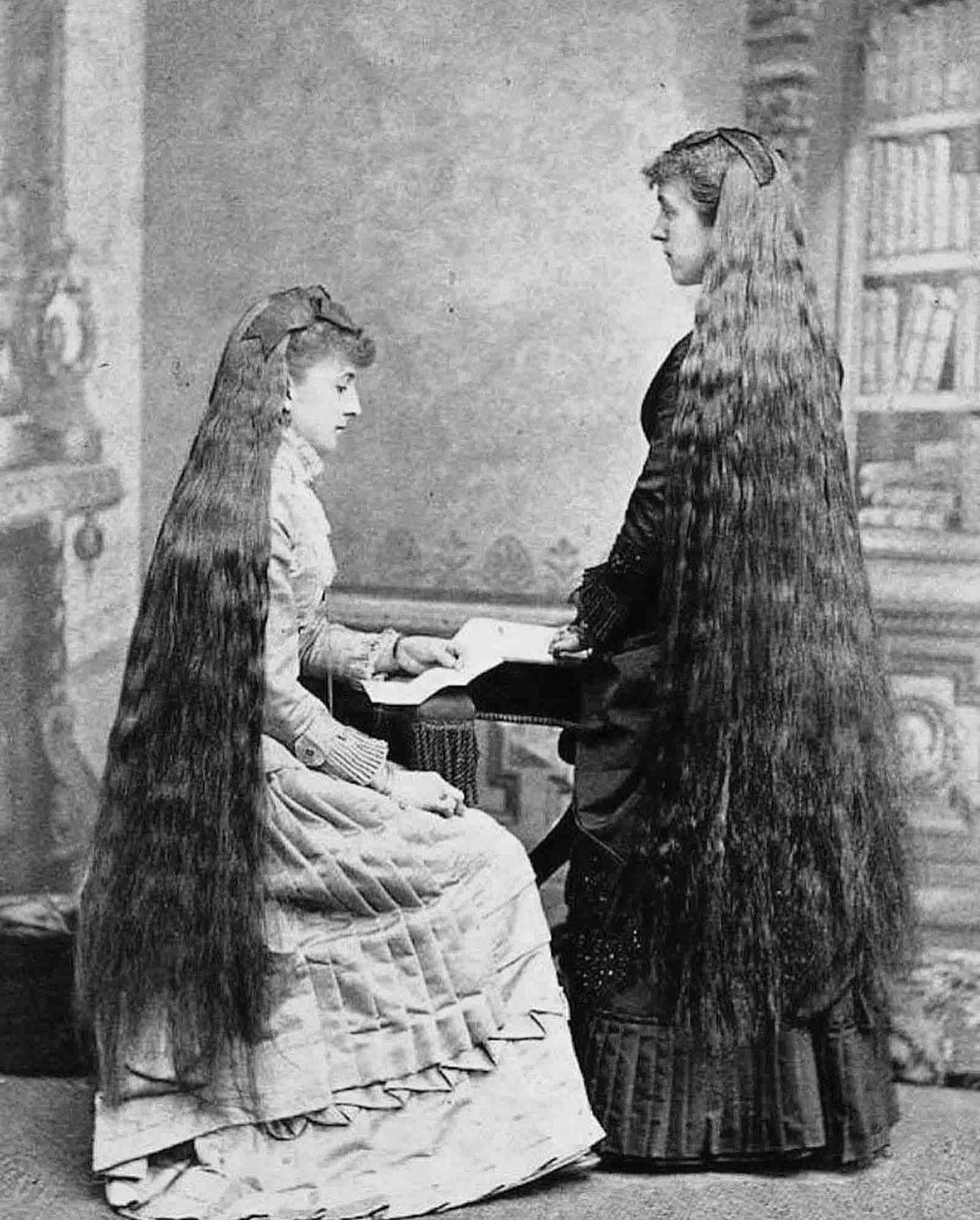 À l’époque victorienne, les cheveux de la femme étaient considérés comme une partie importante de son apparence et ils marquaient son statut et sa féminité.