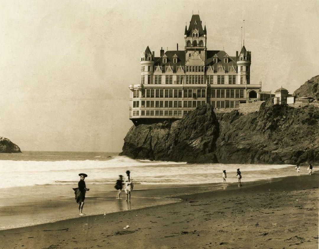 l’emblématique cliff house de san francisco, peu avant qu’elle ne soit détruite par un incendie en 1907